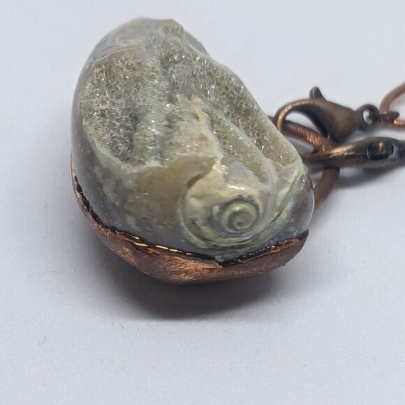 'Caracolito' Natural Druzy Shell & Tigers Eye Necklace - Picture 7 of 9